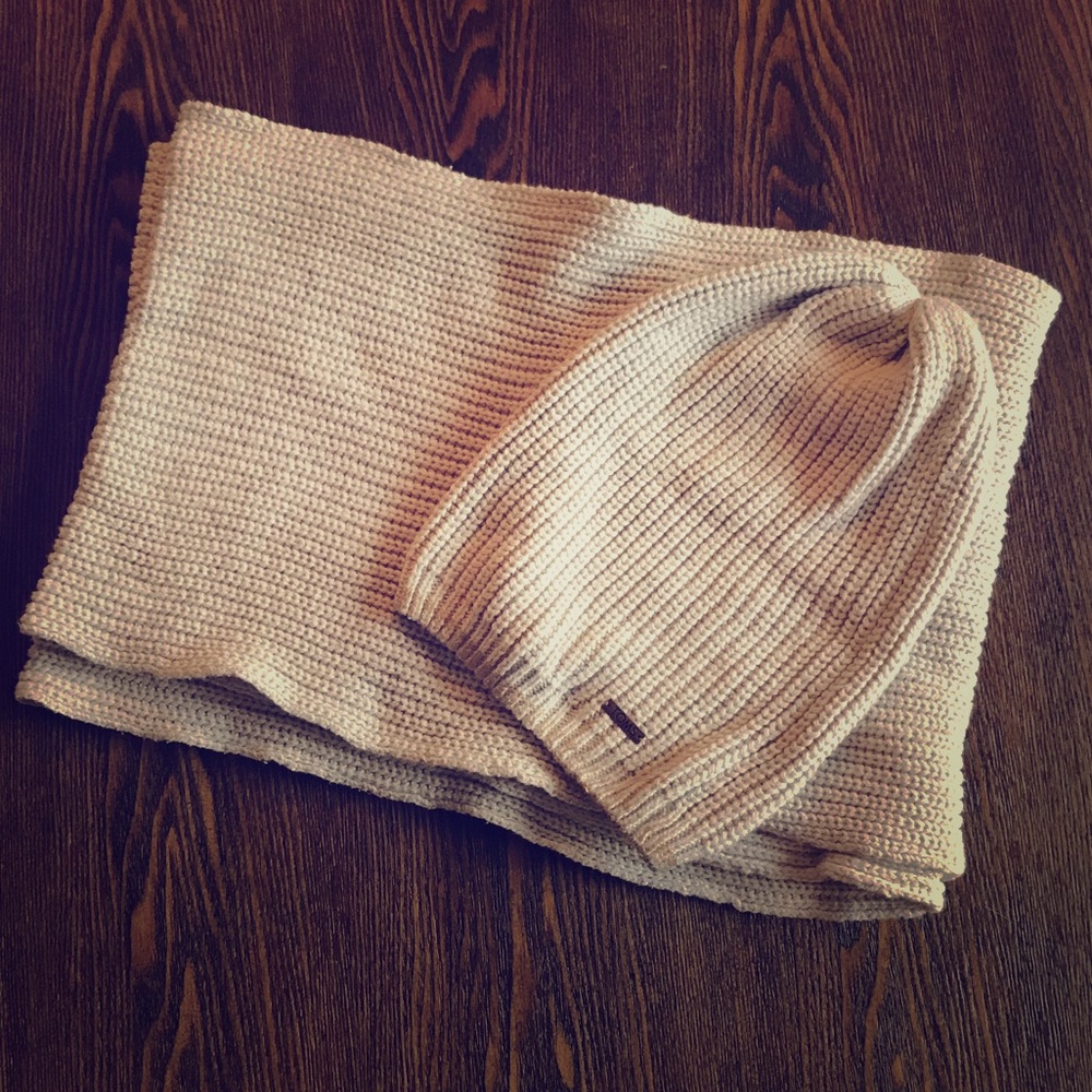TOMS MATCHING HAT AND SCARF